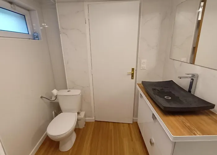 Quarto em Acomodações Particulares Studio cosy 2 à 4 pers parking privé