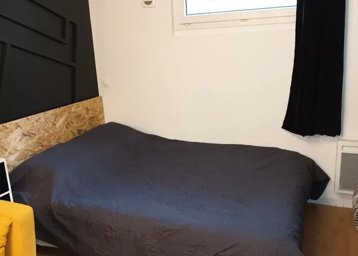 Quarto em Acomodações Particulares Studio cosy 2 à 4 pers parking privé *